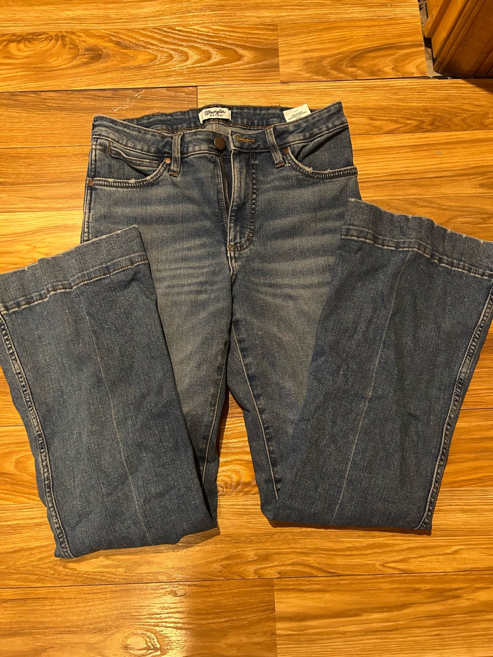 Wrangler women’s Bootcut Jeans in Dark Blue Wash